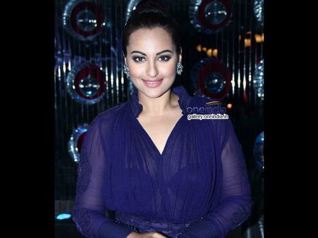 ‘સાડી ગર્લ’ સોનાક્ષી પણ પહેરે છે Transparent Dress : જુઓ તસવીરો