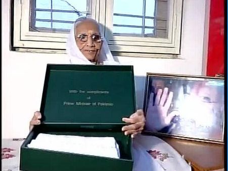 સાડી સાથે હીરા બા