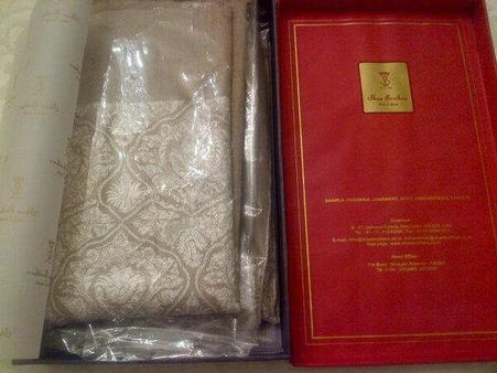 નરેન્દ્ર મોદીએ મોકલેલી શાલ