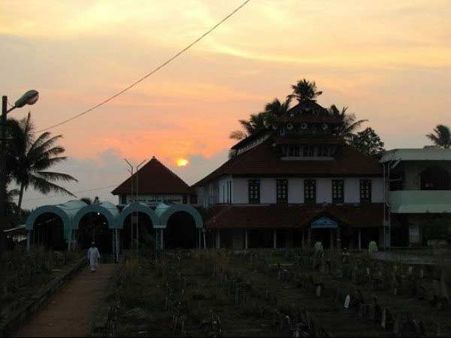 મસ્જિદ પાસે સૂર્યાસ્તનો નજારો