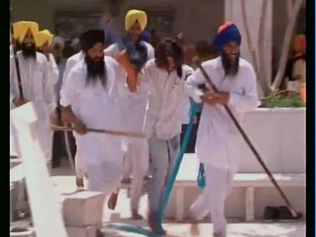 2 સુવર્ણ મંદિરમાં બે સીખ જુથો વચ્ચે હિંસક અથડામણની તસવીરો
