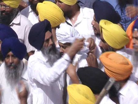3 સુવર્ણ મંદિરમાં બે સીખ જુથો વચ્ચે હિંસક અથડામણની તસવીરો