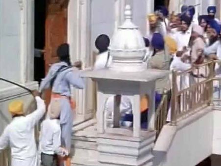 5 સુવર્ણ મંદિરમાં બે સીખ જુથો વચ્ચે હિંસક અથડામણની તસવીરો