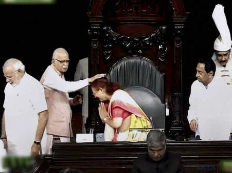 અડવાણીએ આપ્યા સુમિત્રાને આશિર્વાદ