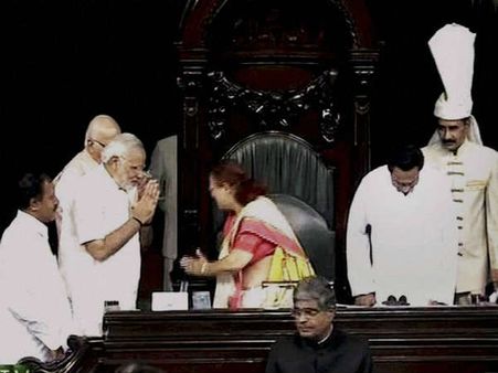 મોદીએએ સુમિત્રાને આપ્યા અભિનંદન.