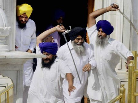 સુવર્ણ મંદિરમાં જૂથ અથડામણ