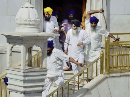સુવર્ણ મંદિરમાં જૂથ અથડામણ