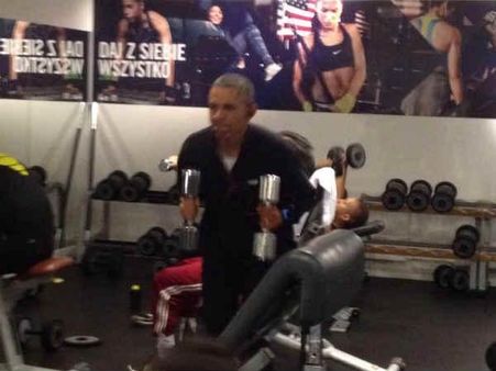 જિમમાં વર્ક આઉટ કરી રહ્યાં હતા બરાક ઓબામા અને બની ગયો વીડિયો