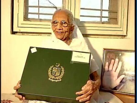 મોદીના માતા માટે શરીફે સફેદ સાડી મોકલાવી પાઠવ્યો શાંતિ સંદેશ?