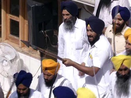 Photo : સુવર્ણ મંદિરમાં હિંસક અથડામણ : 12 ઘાયલ, 50ની અટકાયત