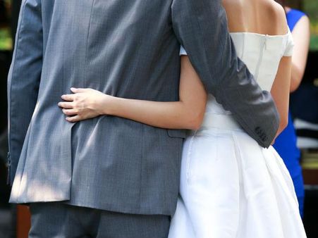 તમારા હિપ્સ પર હાથ રાખવો 