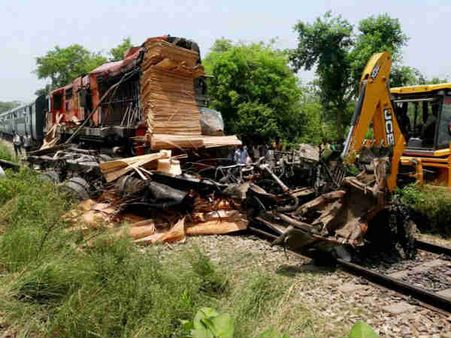 ટ્રેને મારી ટ્રકને ટક્કર