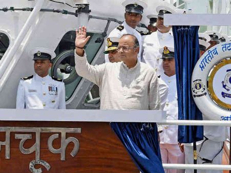 અરુણ જેટલી નૌકાદળના જવાનોને મળ્યા