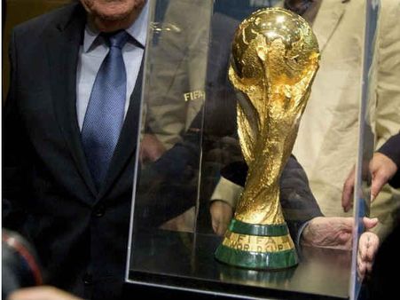 કુતરાંએ ચકાશી વિશ્વકપ ટ્રોફી