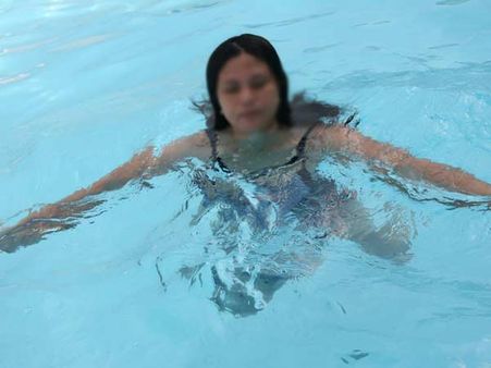 હાથને પાણીમાં રાખો