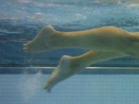 વોકિંગ સ્ટાઇલમાં પગ હલાવો