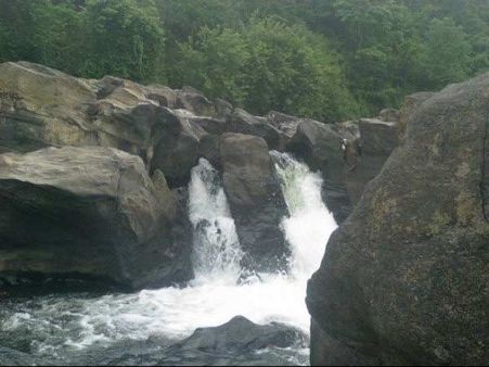 પેરુનથેનારુવી ધોધ