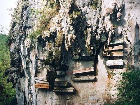 કૉફિનને ટિંગાળવા