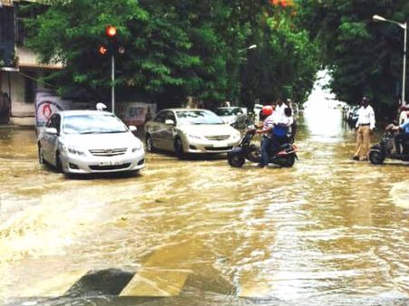 મુંબઇમાં હાઇટાઇડ; અનેક વિસ્તારોમાં દરિયાનું પાણી ફળી વળ્યું