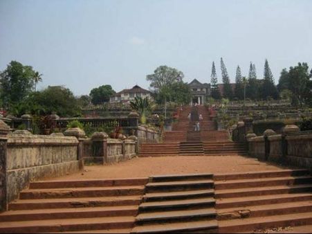 ત્રિપુનિતુરા હિલ પેલેસ