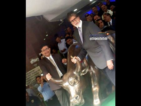 બીએસઈ પહોંચ્યા અમિતાભ