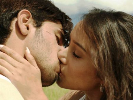 શ્રદ્ધા-આલિયા વચ્ચે Lip Lock સ્પર્ધા : જુઓ કોણ છે બેસ્ટ?