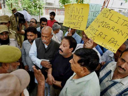 કાશ્મીરી પંડિતોને રોકતી પોલીસ કાશ્મીરી પંડિતોને રોકતી પોલીસ