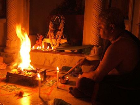 લાકડી વડે હવન લાકડી વડે હવન