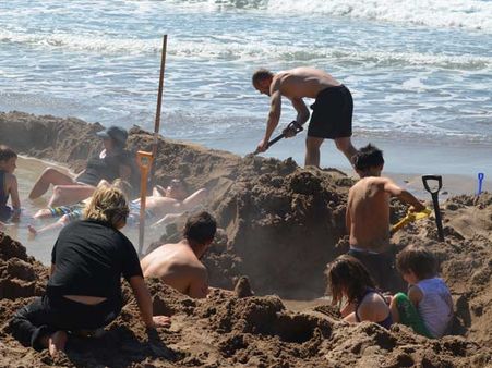 હોટ સ્પ્રીંગમાંથી ગરમ પાણી બહાર આવે છે