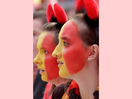 વિશ્વમાં વાયો ફૂટબોલનો વાયરો, જૂઓ ફેન્સની ક્રેઝીનેસ