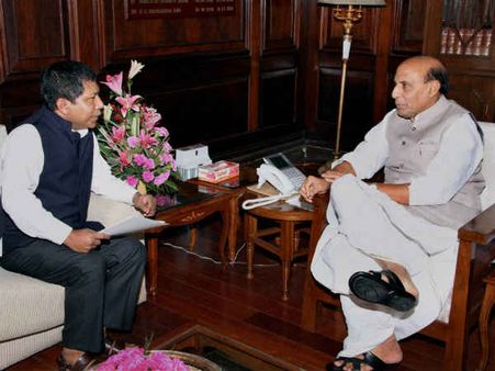 રાજનાથ સિંહ મુકુલ સંગમા સાથે રાજનાથ સિંહ મુકુલ સંગમા સાથે