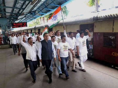 મુંબઇમાં વિરોધ મુંબઇમાં વિરોધ