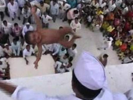 બાળકીને ફેંકવી