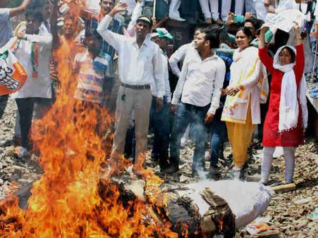 રેલવે ભાડા વધારા સામે કોંગ્રેસનો વિરોધ