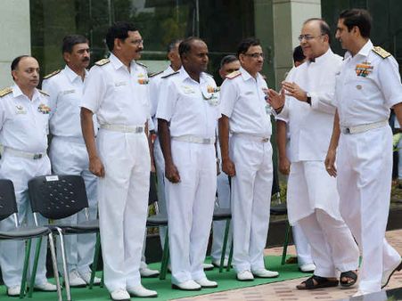 રક્ષામંત્રી અરૂણ જેટલી નૌકાદળના સૈનિકોની મુલાકાતે