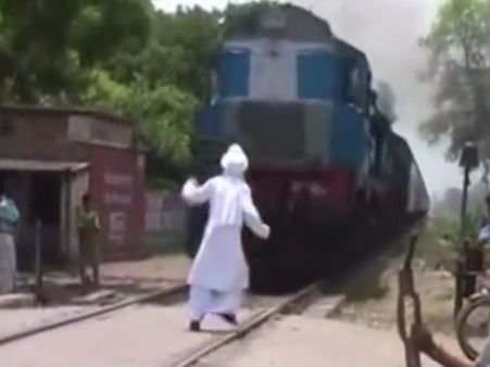 ચાલતી ટ્રેન સામે ઊભો રહી ગયો વૃદ્ધ, વીડિયો જોઇને રહી જશો દંગ