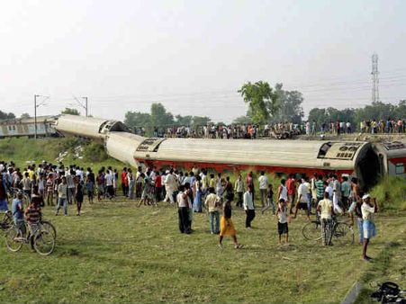 બિહારમાં રાજધાની એક્સપ્રેસ પાટા પરથી ઉતરી, 4નાં મોત