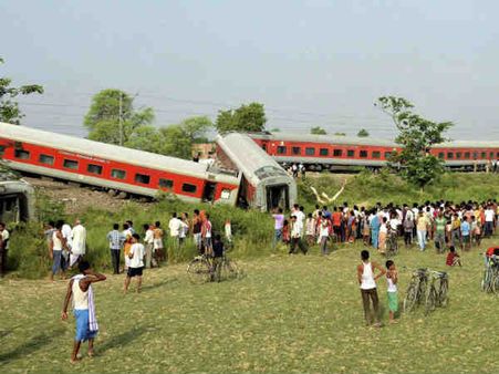 બિહારમાં રાજધાની એક્સપ્રેસ પાટા પરથી ઉતરી, 4નાં મોત