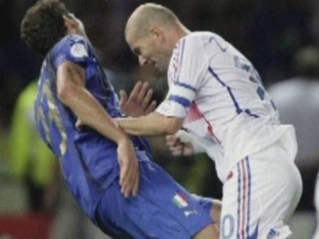 જિનેદિન જીદાને માર્કો માતેરાત્ઝીને માથું માર્યું જિનેદિન જીદાને માર્કો માતેરાત્ઝીને માથું માર્યું