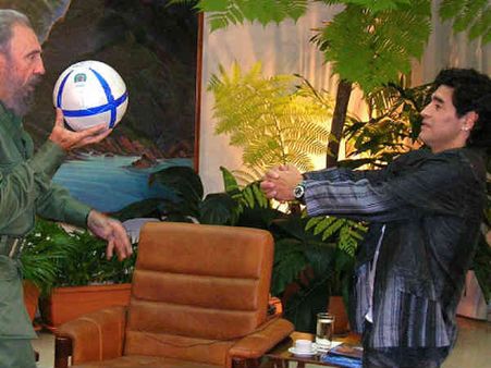 મેરેડોના એ કર્યો હાથનો ઉપયોગ મેરેડોના એ કર્યો હાથનો ઉપયોગ