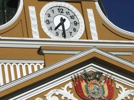 બોલિવિયાએ સંસ્થાનવાદ સામેની લડતમાં ઉંધી ઘડિયાળ શરૂ કરી