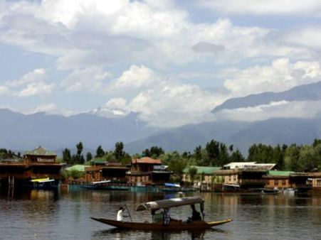 ડલ ઝરણાંની મનમોહક સુંદરતા ડલ ઝરણાંની મનમોહક સુંદરતા