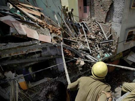 દિલ્હી: ઇંદ્રલોક વિસ્તારમાં ત્રણ માળની બિલ્ડીંગ ધરાશય, 20 લોકો દટાયેલા હોવાની આશંકા