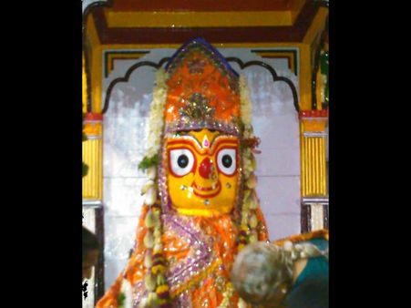 ભગવાનના દર્શન માટે ઉમટે છે લોકોની ભીડ ભગવાનના દર્શન માટે ઉમટે છે લોકોની ભીડ