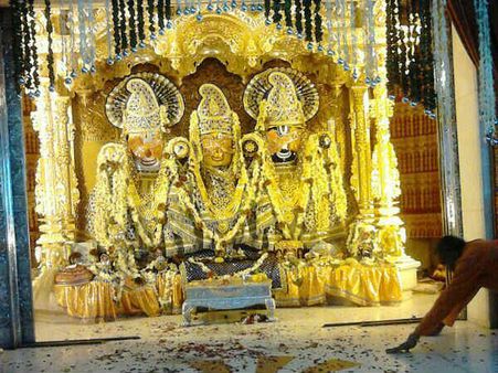 ભગવાન દર્શન માટે ભીડ ભગવાન દર્શન માટે ભીડ