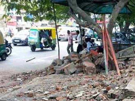 અમદાવાદમાં ગુરુકુળ રોડ પર હનુમાન મંદિર તોડી પડાયું