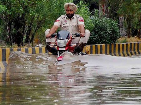 પાણીમાં પણ ફરજ બજાવવી પડે ભાઇ