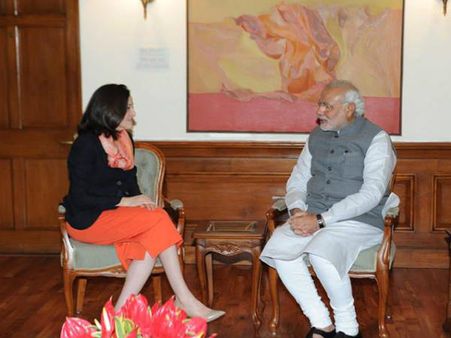 નરેન્દ્ર મોદીએ ફેસબુકના COOને કહ્યું ; સુશાસન માટે Facebookનો ઉપયોગ કરી શકાય