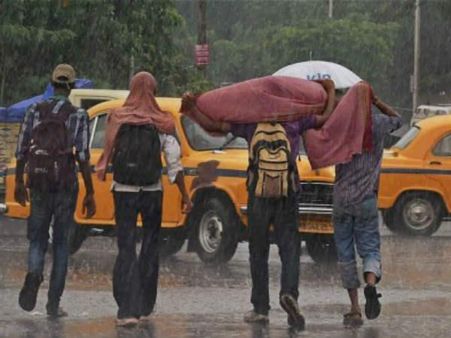 વરસાદમાં ફરવું 