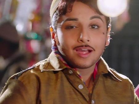 Review : જાસૂસી કરા લો જાસૂસી... બીવી કી... બેટી કી... બૉબી હૈ તૈયાર...